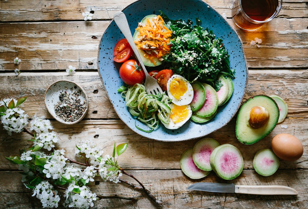 Nutriční terapeuta s zdravými potravinami
